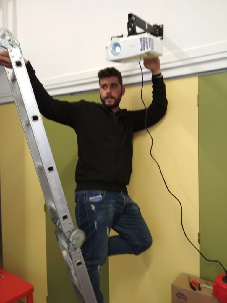 Προτζέκτορας για την λειτουργία του διαδραστικού πίνακα scaled